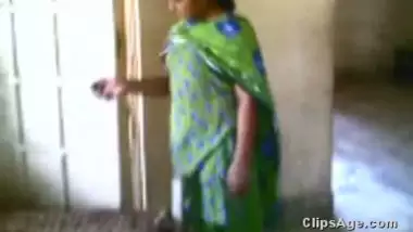 Sluttish hot desi aunt showing off her boobs lifting her green kameez