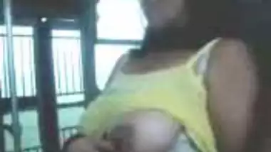 Desi girl boob show in public bus MMS2