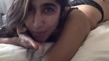 Girlfriend masturbates by rubbing pillow on Webcam