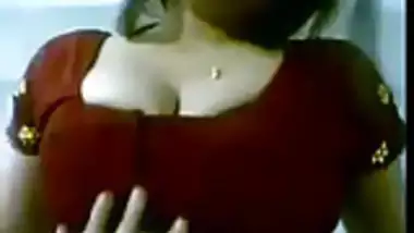 indian lady exposing her boobs