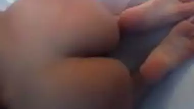 Amateur Asian finger banging!