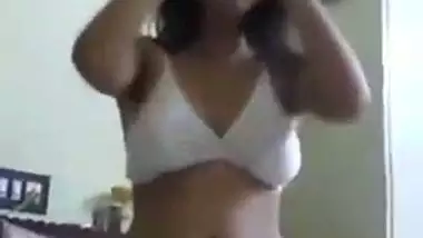 Sexy desi aunty exposing her naked boobs