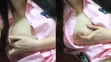 Cute babe playing & xposing her tit & pretty nipple
