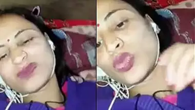 desi bhabhi fingering her pussy
