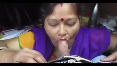 Desi XXX aunty giving blowjob and deepthroat drank cum
