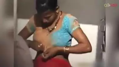 Outdoor bathing sexy Desi aunty beauty rubs her pussy under water