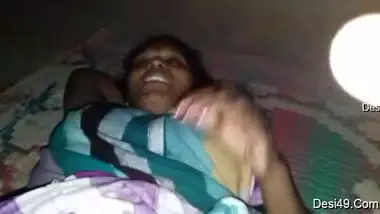 Desi aunty is perfect pulling sari up so man wants to make sex video