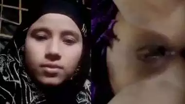 Muslim wife showing her beautiful pussy on cam