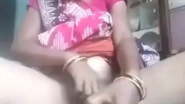 Telugu Desi XXX housewife masturbating her pussy with banana