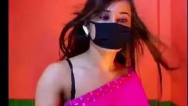 Non-professional livecam cutie does a sexy dance for her fans on a romantic song