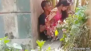 Fucking Desi Highschool Couple In Backyard