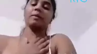 Desi Girl Spreading Leg Showing Pussy