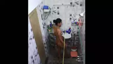 Indian sexy bhabhi bathing devar recording
