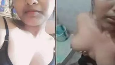 Indian girl removing bra boobs show viral clip