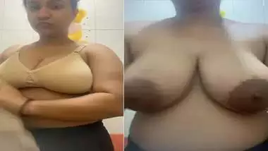 Tanker maal stripping bra and showing huge boobs